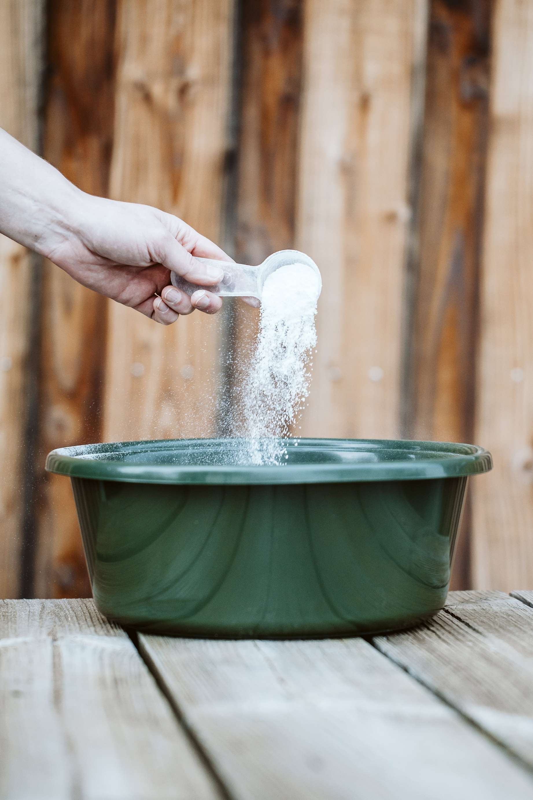 Reine, essenzielle Aminosaeuren werden in Schuessel gefüllt