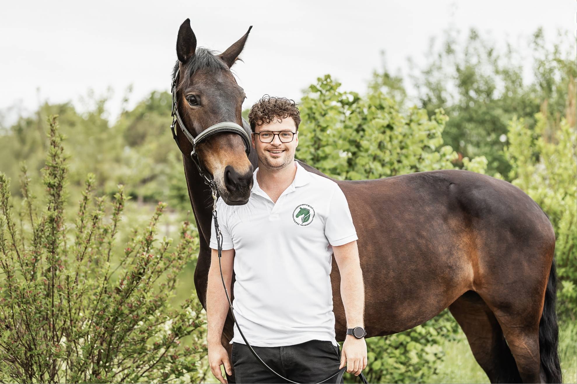 Amino Horse Gründer Ralf Stüber mit Pferd in Natur